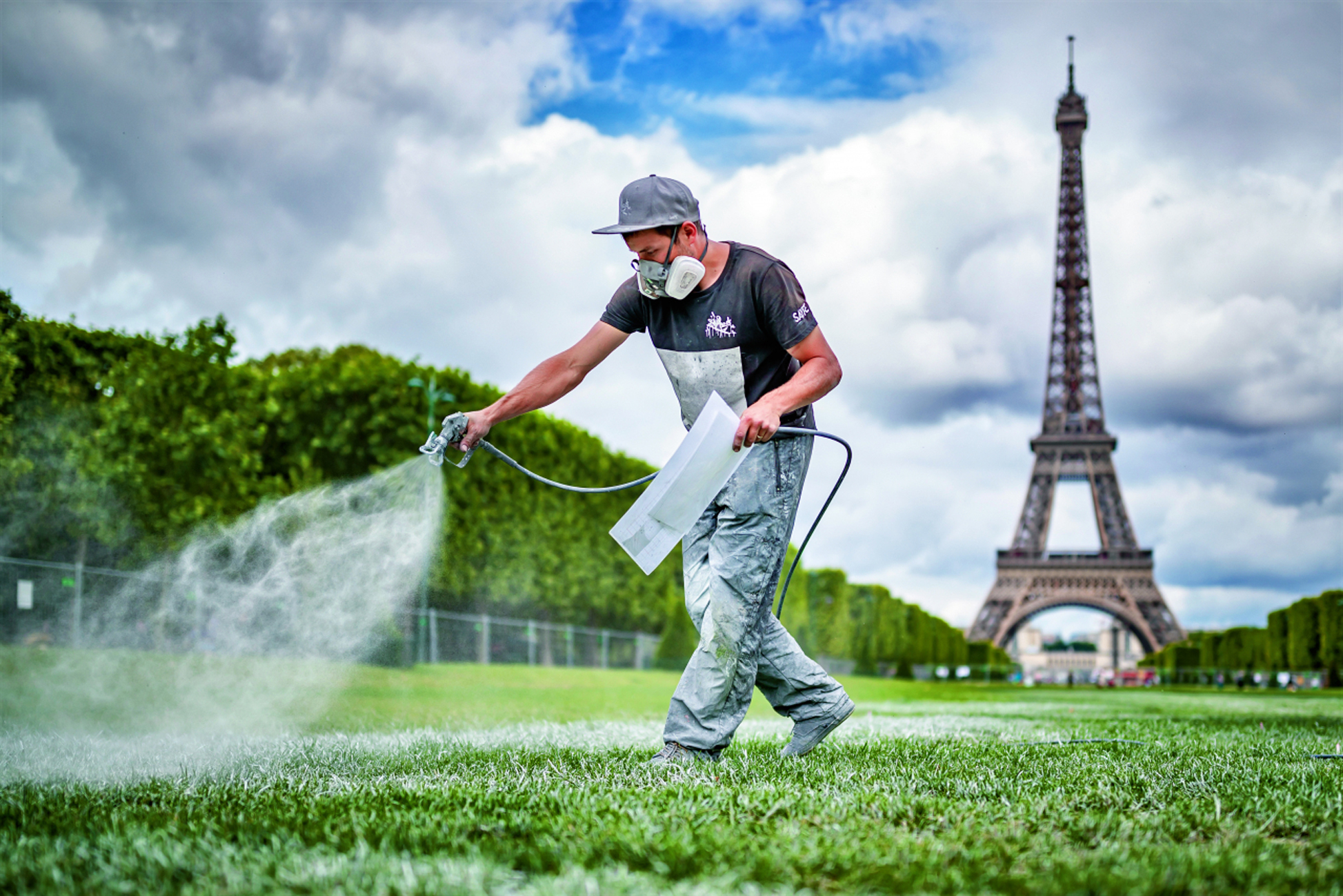 1) APERTURA Saype mentra lavora davani alla Tour Eiffel a Parigi