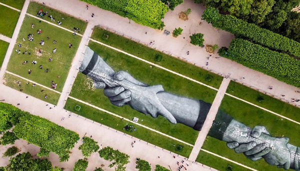 Saype, Beyond Walls Project, 2019, Champ de Mars, Parigi