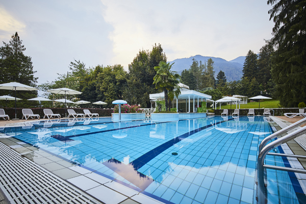 Grand Hotel Impeial - Pisina esterna con vista montagna