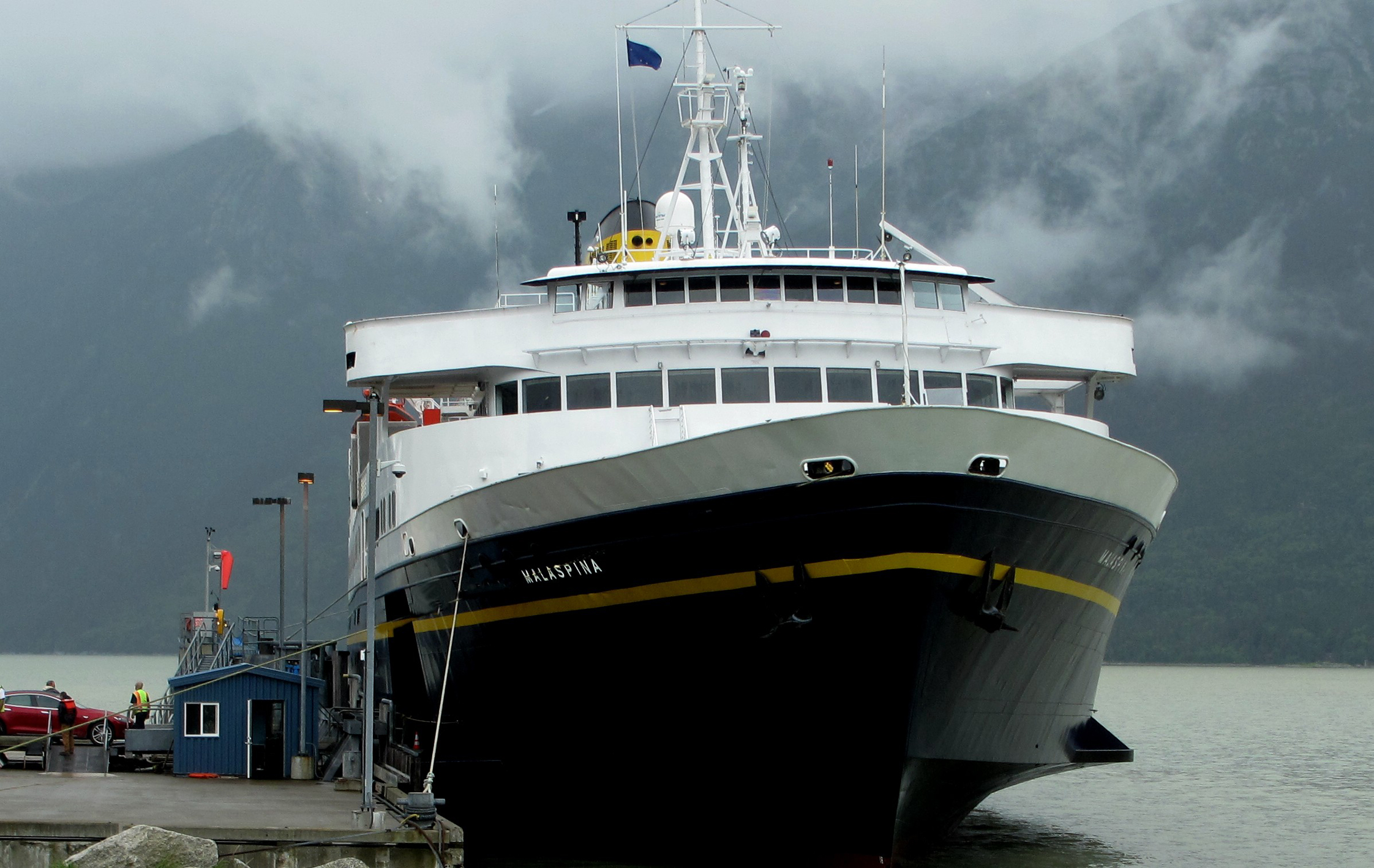 APERTURA La nave Malaspina all'ancora nel porto di Skagway