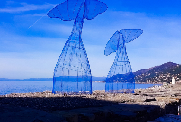 Installazione artistica Balene Molo a Camogli