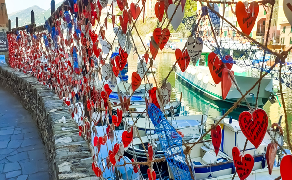 Installazione Rete e cuori nel porticciolo di Camogli