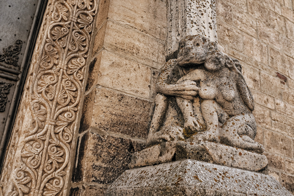 Una delle colonne all'ingresso del duomo