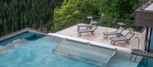 Il solarium accanto all'idro-massaggio della piscina