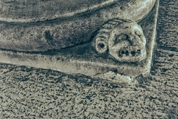 Dettaglio di un pilastro nella cripta