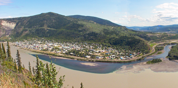 Dawson City, sul limaccioso fiume Yukon sulla destra la confluenza delle acque limpide del fiume Klondike, copy Archives of University of Alaska