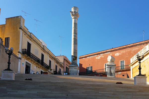 Colonne romane al porto e scalinata del Belvedere