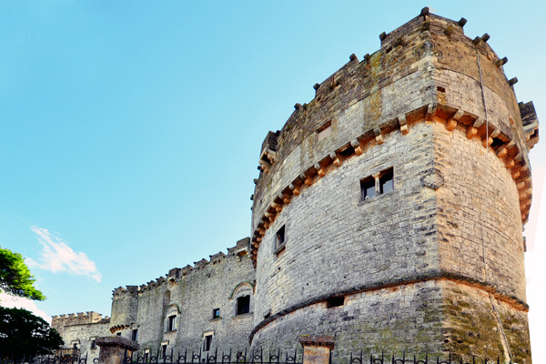 Castello Dentice di Frasso, particolare torre a mandorla