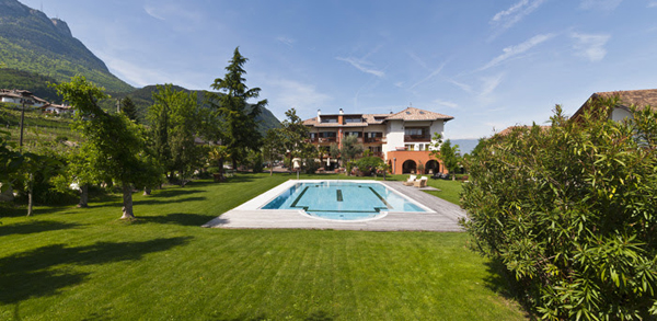 Piscina del Weingut Klosterhof