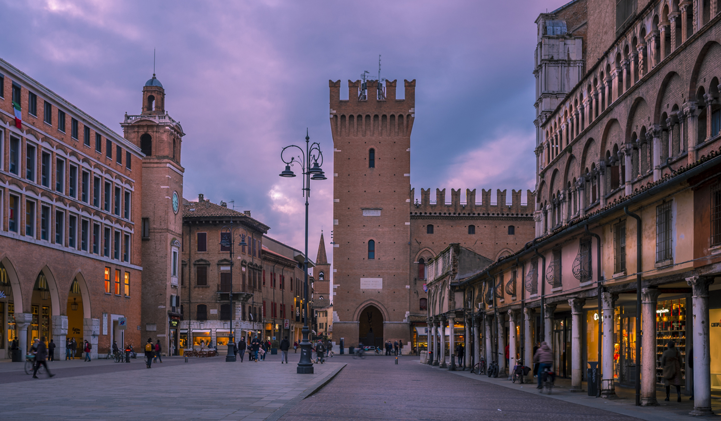 APERTURA PierluigiBeniniPierluigiBeniniPortoci negozi ex abraici sul lato dells cattedrale