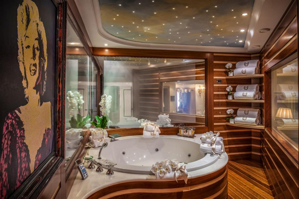 Penthouse Suite Jacuzzi 