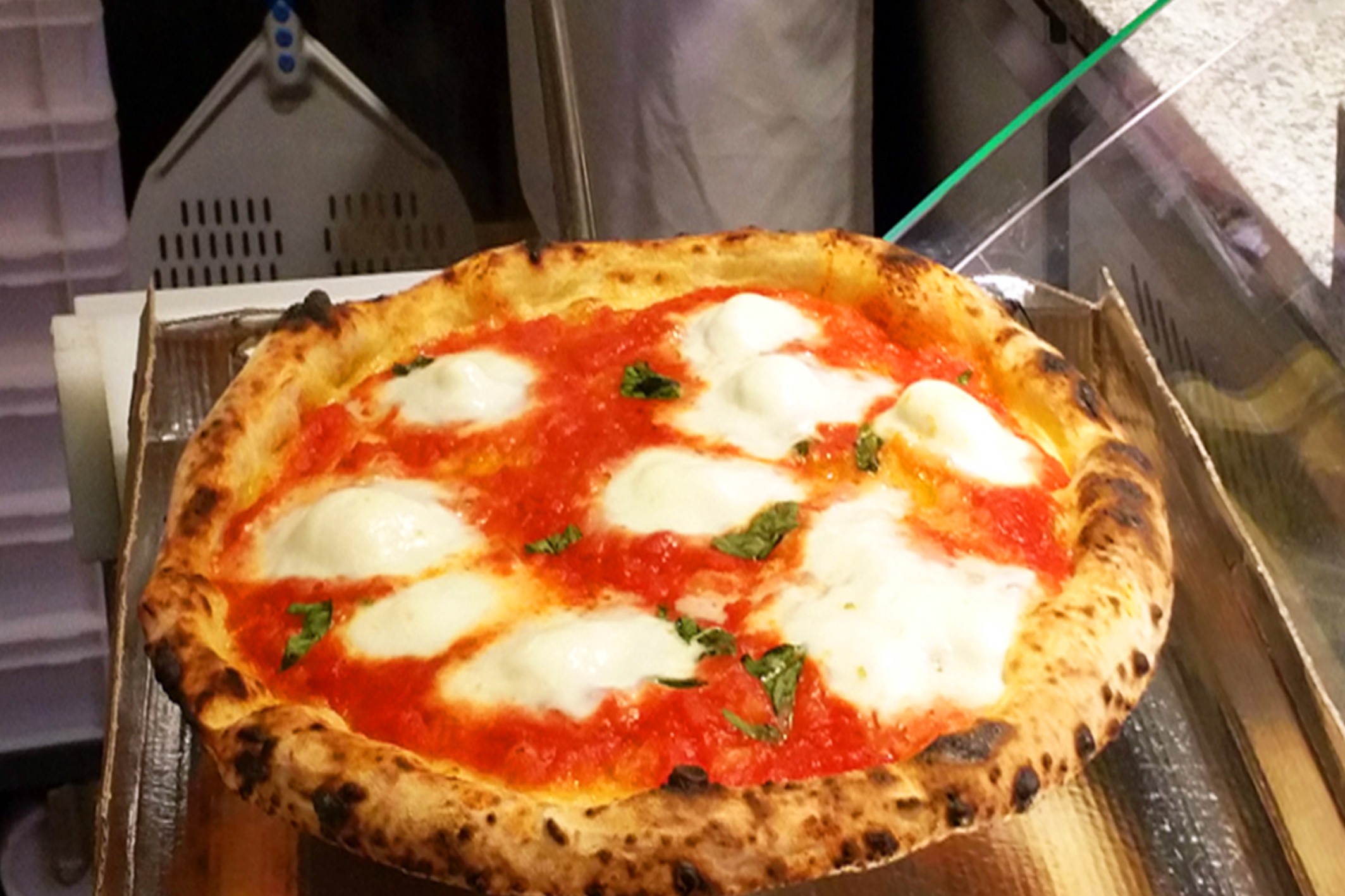 APERTURA Pizza napoletana appena sfornata al Ledop di Palermo