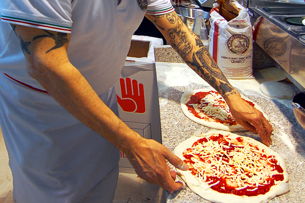 Pizzaiolo durante la preparazione di una pizza napoletana