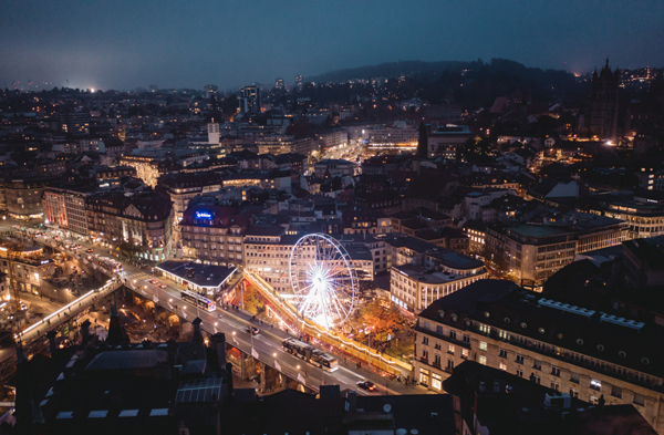 Bô Noël. Marché de Noël de Lausanne. Vue sur la Grande Roue à la Place Centrale