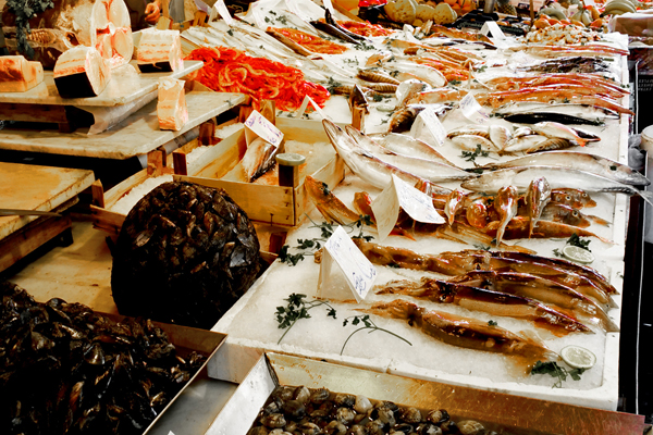 Banco del pesce in un mercato rionale