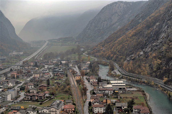  La valle antistante al Forte di Bard