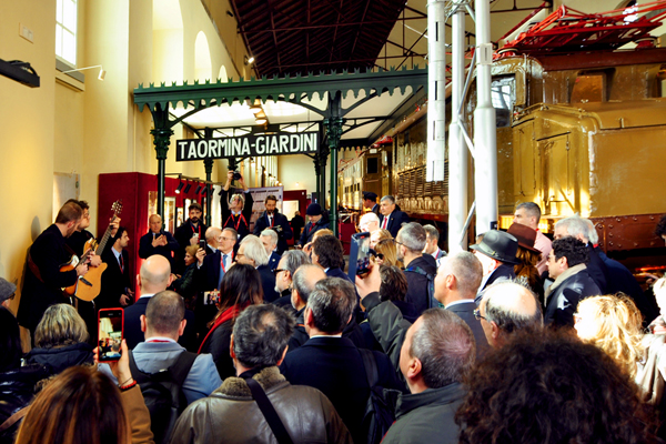 Spettacolino musicale dopo l'apertura della mostra fotografica