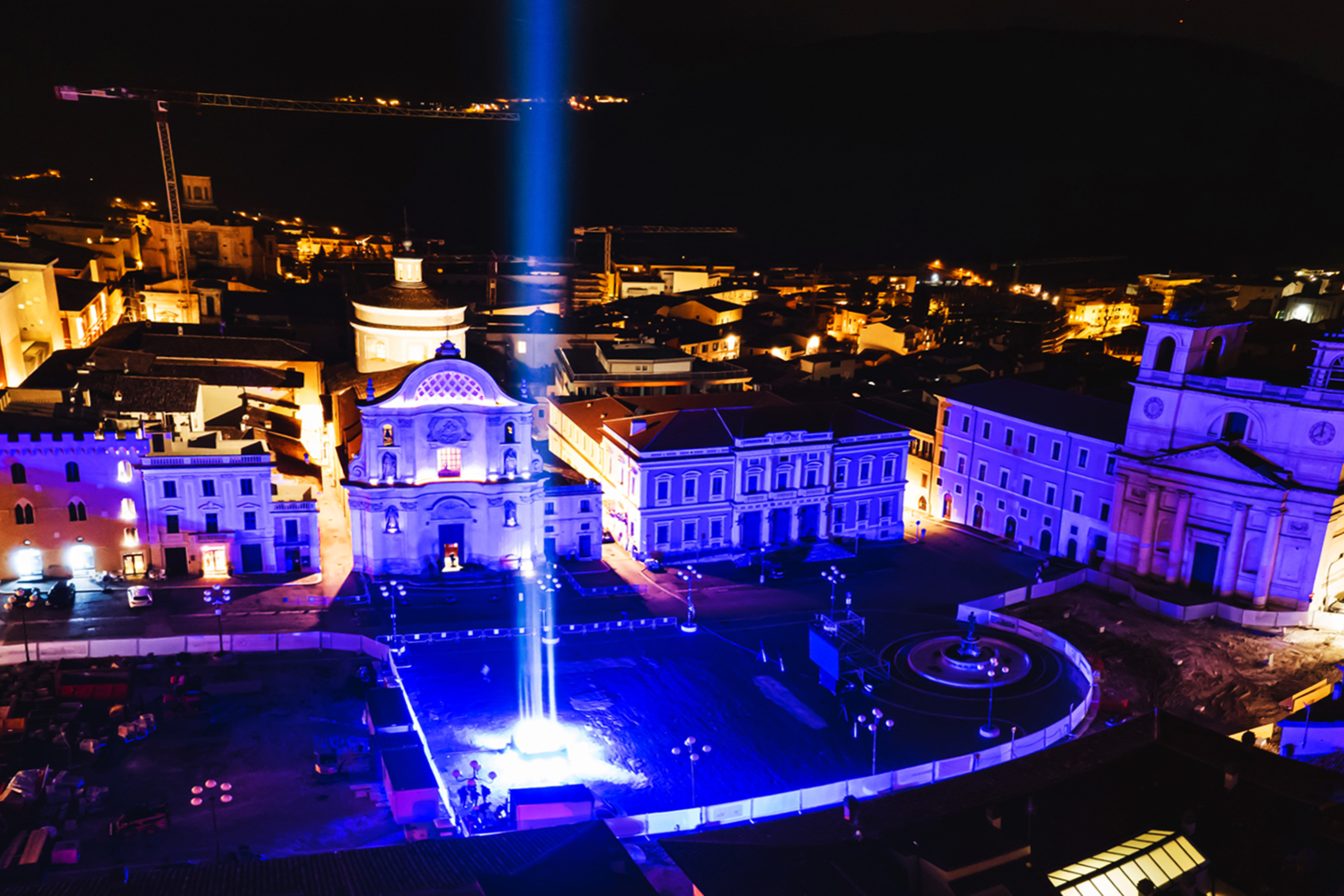 APERTURA Vista aerea del fascio di luce dalla piazza del Duomo
