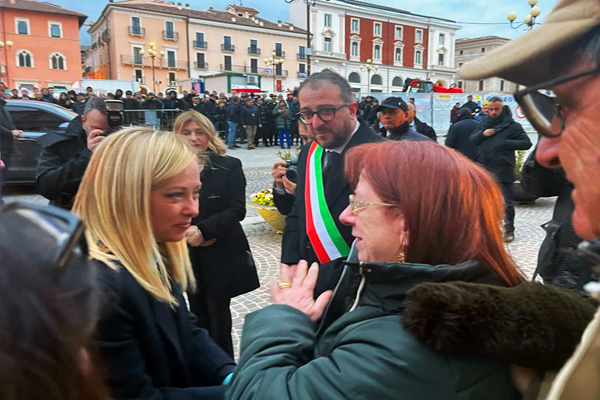  La Presidente Giorgia Meloni con 'Nonna Renza' prima della Messa