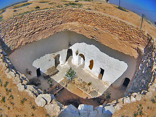 Tipico insediamento rupestre di Garian con l'ampio cortile –Foto G.Rivalta