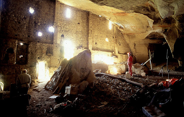 Interno della cava I con il muro che altro non era che la facciata delle abitazioni -Foto G. Rivalta