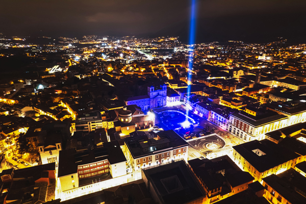  Vista aerea della città con il fascio di luce dalla piazza del Duomo
