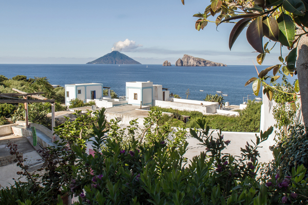 Stromboli visto da Panarea, Italia.