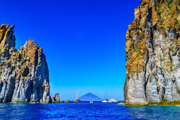 Stromboli visto dagli isolotti di Panarea