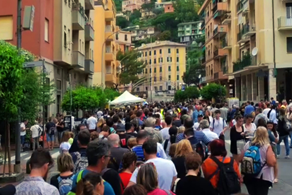 Gente in attesa della degustazione alla Festa del 2022