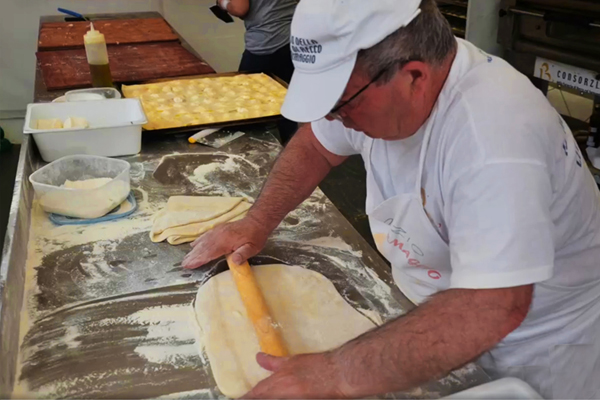  Preparazione Focaccia di Recco col formaggio