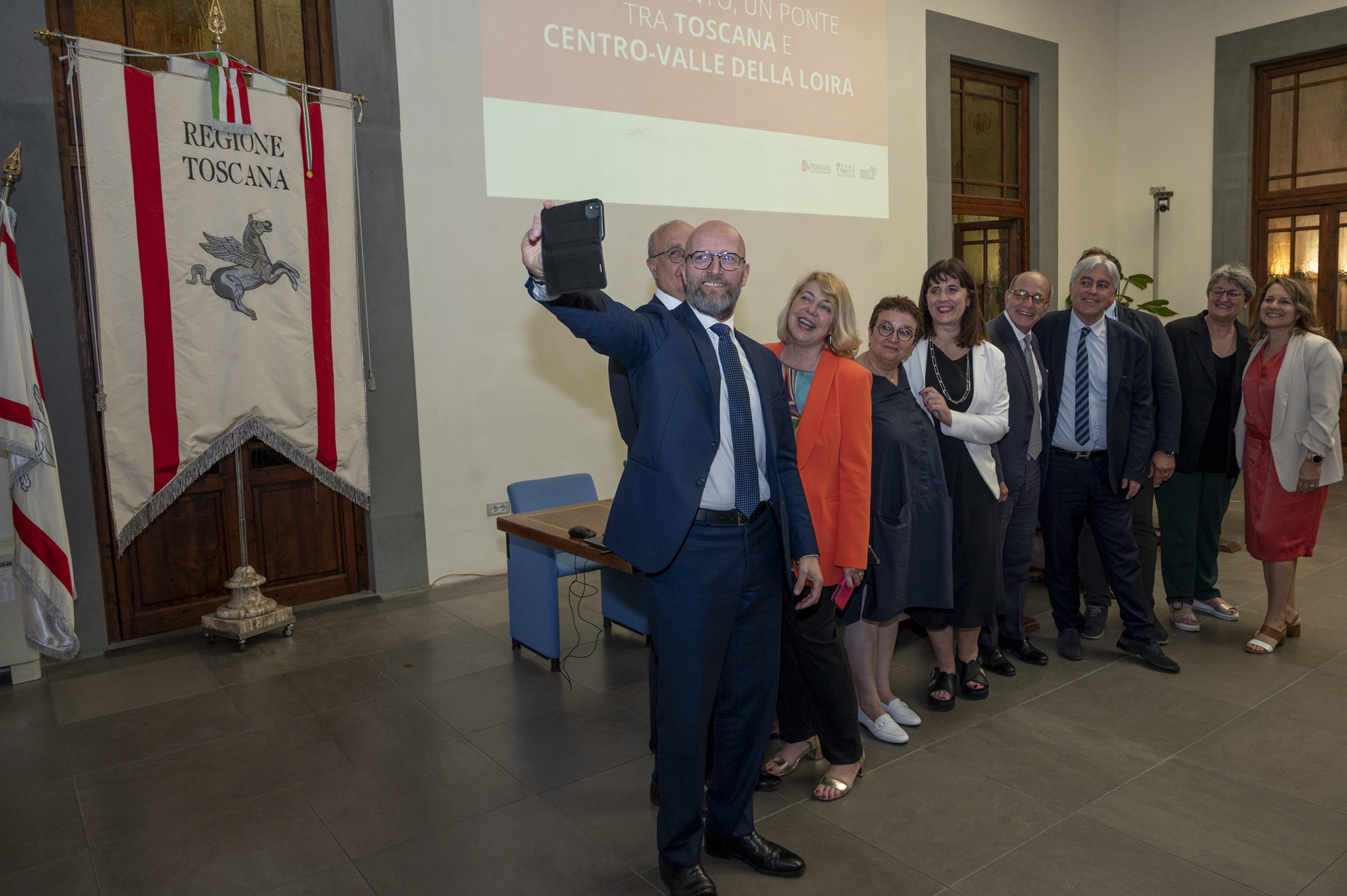 APERTURA L'immancabile selfie al termine della presentazione della mostra fiorentina