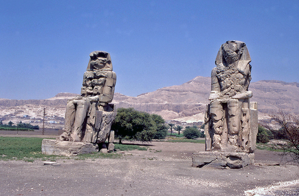 Egitto i Colossi di Memnone area funeraria di Luxor ph. Archivio Arnesano-Badini