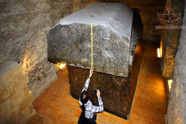 Carlos Alberto Bisceglia sotto il grande sarcofago a Saqquara Ph Carlos Alberto Bisceglia