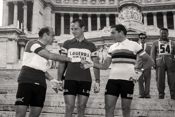 Hugo Koblet tra Fiorenzo Magni a sx e Fausto Coppi che si stringono la mano sul Vitt