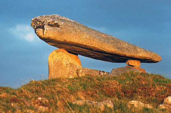 Kilcooney-dolmen-adiacente-al-sito-si-Stonehenge-ph.Archivio-Arnesano-Badini-copia.jpg