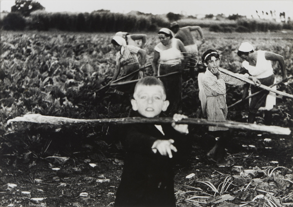 Mario Giacomelli Il bambino di Scanno, 1957-1959 Stampa su carta alla gelatina ai Sali d’argento Dalla Raccolta fotografica di Mario Giacomelli di proprietà del Comune di Lonato del Garda (inv. n. 4421) ©Archivio Mario Giacomelli 