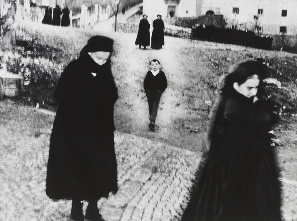 Mario Giacomelli Il bambino di Scanno, 1957-1959 Stampa su carta alla gelatina ai Sali d’argento Dalla Raccolta fotografica di Mario Giacomelli di proprietà del Comune di Lonato del Garda (inv. n. 4421) ©Archivio Mario Giacomelli