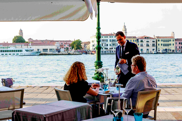 Servizio al tavolo con vista sul canale della Giudecca