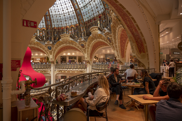  Uno dei bar di Galeries La Fayette