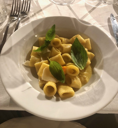 Mezze maniche di grano Cappelli in giallo zafferano pomodorini dorati peperoni gialli e masi con fonduta vegetale