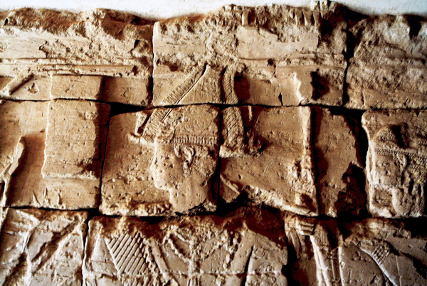  Bassorilievo sulla base di una piramide -meroe -Foto C.Ferraresi