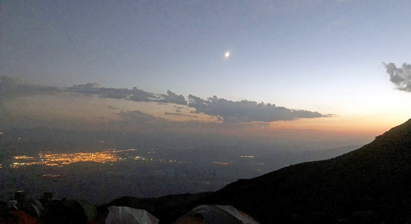 Tramonto da un campo lungo la salita sul Monte Ararat