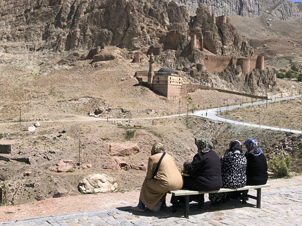 Dal Palazzo di Ishak Pasa vista di antiche fortezze