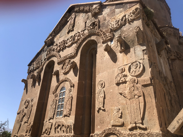  Esterni decorati di storia e storie, chiesa di Santa Croce sul Lago di Van