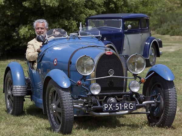 Conte Francesco Marone Cinzano alla guida di un'auto d'epoca Bugatti
