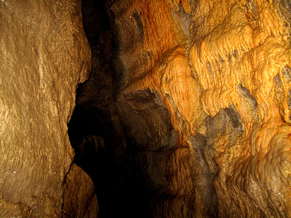 Lungo-il-canyon-con-pareti-coperte-di-alabastro-Foto-G.-Rivalta.
