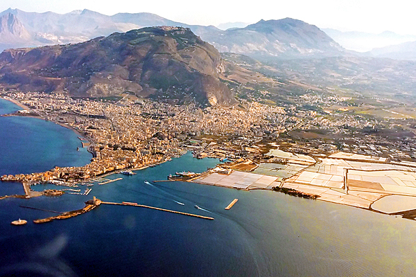 Vista di Trapani ed Erice dall'aereo (Ph. Maurizio Ceccaioni)