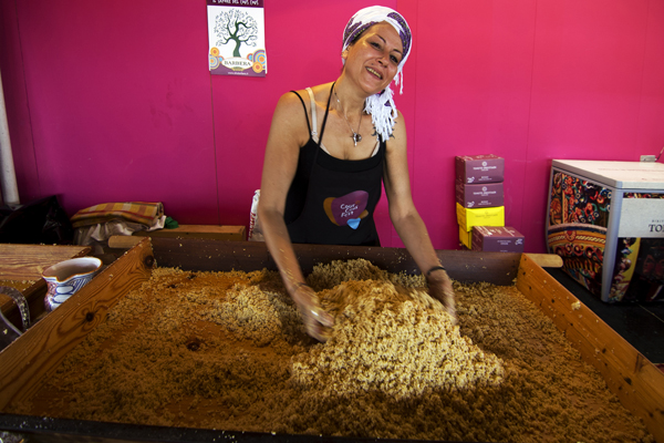  Incocciatura del cous cous (Ph. Maurizio Ceccaioni)