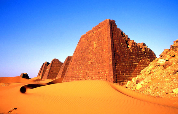 Meroe piramidi