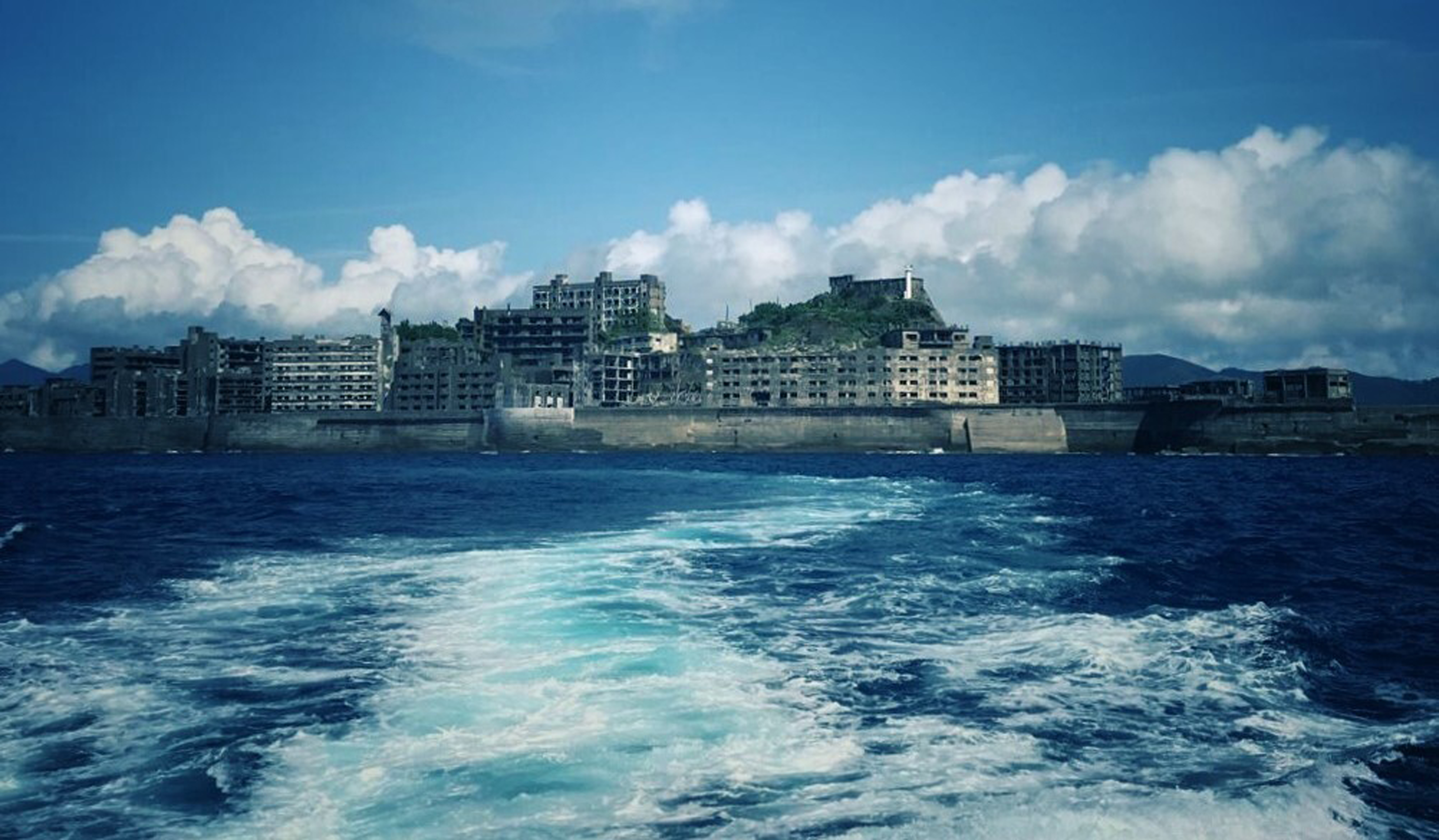 APERTURA Hashima un'isola abbandonata vista dal mare